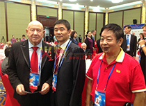 董事長(zhǎng)中國(guó)航天員劉伯明和世界航天出倉(cāng)第一人蘇聯(lián)宇航